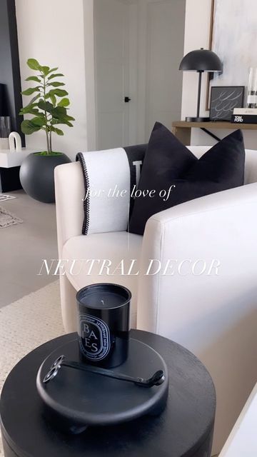 Black Neutral Aesthetic, White And Black Decor, Contemporary Studio Apartment, Aesthetic Apartment, Feminine Bedroom, Room Refresh, Black And White Interior, Black And White Decor, Elegant Living Room