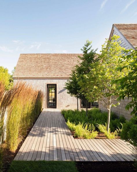 Blue Flag on Instagram: “Earth tones at #hawthorneparknantucket Photo: @mkisiday #nantucketdesign #landscapedesign #coastalstyle #landscapearchitecture…” Lakeside Retreat, Workshop Apd, Casas The Sims 4, Casa Exterior, Barn House, Nantucket, Walkway, Summer House, Landscape Architecture