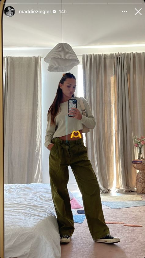 Maddie Ziegler on Instagram story, baggy pants, converse chuck taylor 90’s, light bedroom Converse Chuck Taylor Outfit Women, Converse Chuck Taylor Outfit, Maddie Ziegler Instagram, Chuck Taylors Outfit, Dress Code Outfits, Light Bedroom, Maddie Ziegler, Outfits With Converse, Stockholm Fashion