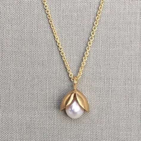 Pearl Necklace Designs, Long Pearl Necklaces, Design 2023, Gold Pendant Jewelry, Gold Ring Designs, Pearl Jewelry Necklace, Gold Jewelry Simple, Gold Fashion Necklace, Gold Bangles Design