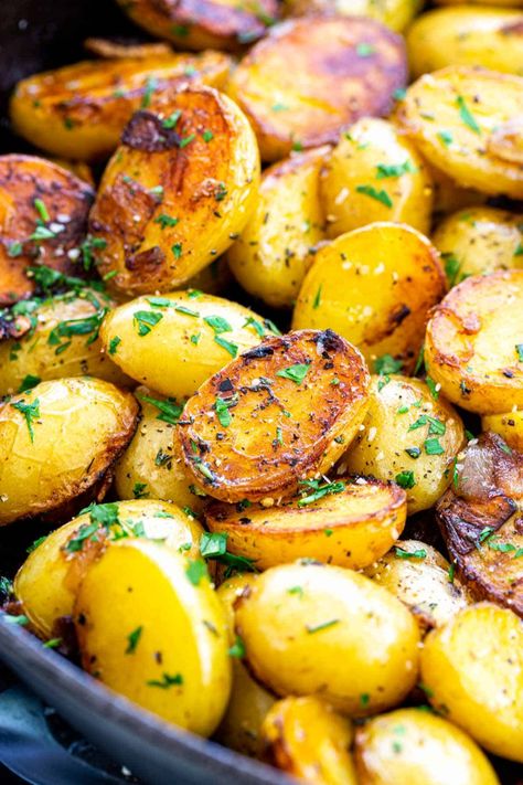 Easy skillet potatoes seasoned with herbs and garlic for a delicious one-pan side dish. Creamy Yukon Gold potatoes are used for better texture and flavor. #skilletpotatoes #sidedish #potatoes Idaho Gold Potato Recipe, Gold Potato Recipes, Yukon Potatoes, Skillet Potatoes, Gold Potatoes, Easy Skillet, Garlic Potatoes, Potato Recipes Side Dishes, Yukon Gold