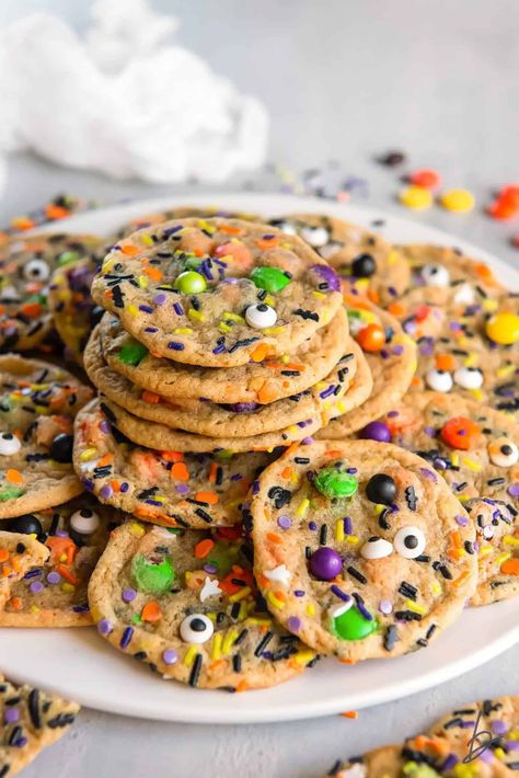 50 Spooky Fun Halloween Cookies Halloween Spooky Snack Ideas, Crumbl Halloween Cookies, Halloween Theme Baked Goods, Spooky Stuffed S’mores Cookies, Spooky Cookies Easy, Healthy Halloween Cookies, Dessert For Birthday Party, Halloween Cookie Cups, Halloween Sprinkle Cookies