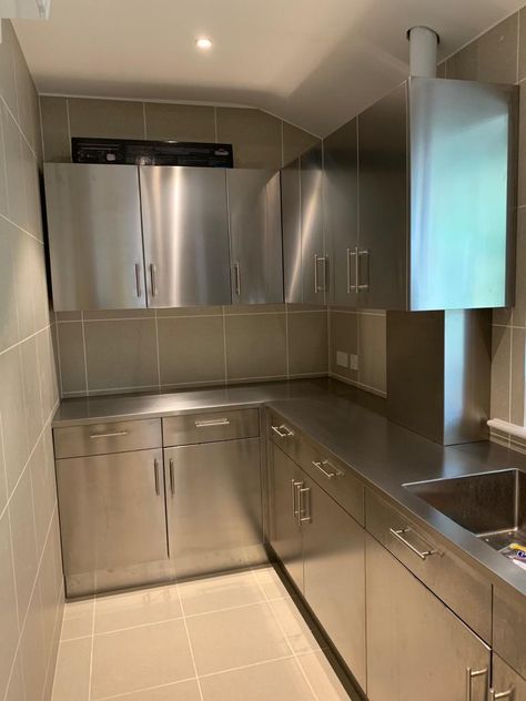 Stainless Steel Cupboards, Modern Stainless Steel Kitchen Design, Industrial Kitchen Design Stainless Steel, Stainless Steel Kitchen Design, Metallic Kitchen, Stainless Steel Kitchen Cabinet, Dirty Kitchen Design, Aluminum Kitchen Cabinets, Metal Kitchen Cabinets