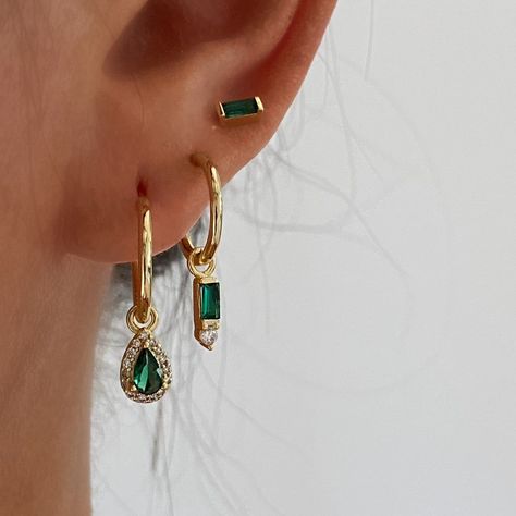 Earrings Aesthetic Green, Emerald Green And Gold Earrings, Earring Sets Gold, Green And Silver Earring Stack, Green Ear Stack, Green And Gold Earring Stack, Silver And Green Earrings, Green And Gold Jewelry Aesthetic, Gold Green Earrings