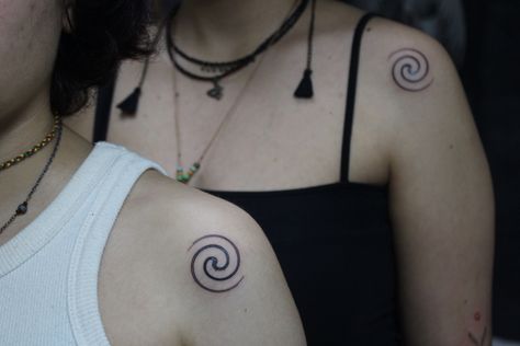 “ The Lagoritmik Spiral“ • #sisterhoodtattoo ——————————————————————————— #spiraltattoo #friendtattoo #sisterhood #sistertattoo #helicaltattoo #linetattoo #minimaltattoo #cutetattoo #adanatattoo #thevaletattoo Swirl Tattoo Designs Spirals, Swirl Knee Tattoo, Spiral Tattoo Placement, Spiral Tattoo On Shoulder, Spiral Of Life Tattoo, Spiral Tattoo Shoulder, Double Spiral Tattoo, Swirl Tattoo Spirals, Spiral Shell Tattoo