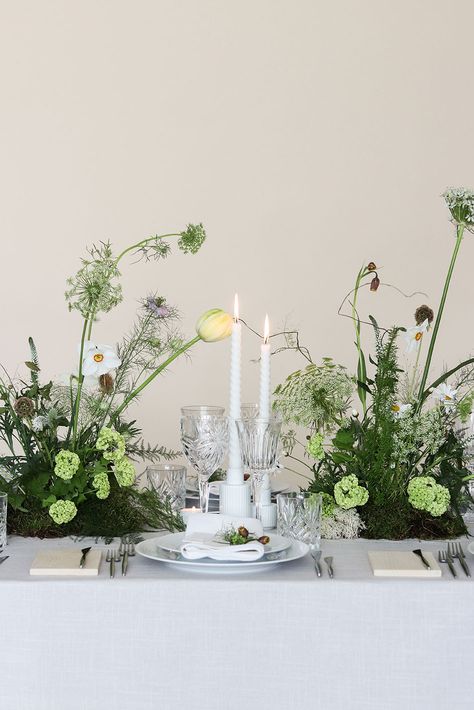 Guest Table Decor Wedding, Elevated Picnic, Floral Table Setting, Table Decorating Ideas, Modern Tablescape, Pretty Table Settings, Table Decorating, Tablescape Ideas, Table Setting Decor