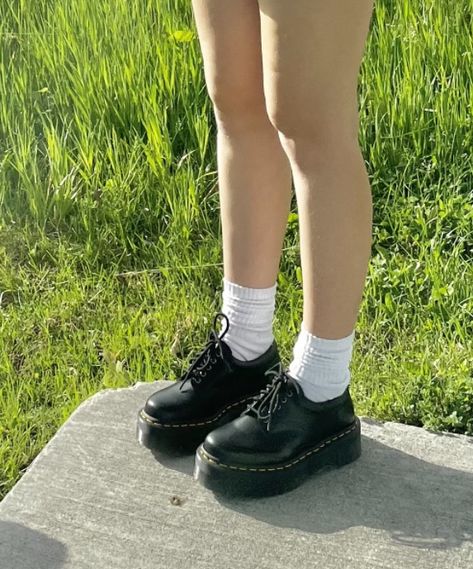 doc martens, 1975, doc marten outfit, goth, outfit inspo, coquette, casual outfit, school outfit, shoe inspo, lazy outfit, lana del ray, tumblr aesthetic, socks Dr Martens School Shoes, Doc Martin Low Top Outfit, Low Dc Martens, Coquette Doc Martens, Flat Doc Martens, Doc Martens Low Platform, Socks For Doc Martens, Dc Martins Outfits Summer, Business Casual Doc Martens