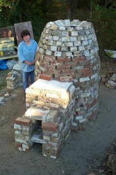 How to build a functioning wood-fired pottery kiln (this one is so cute, like a beehive !) Hannibal Missouri, Pottery Kiln, Wood Kiln, Ceramic Tools, Outdoor Oven, Clay Studio, Ceramic Techniques, Pottery Tools, Pottery Techniques