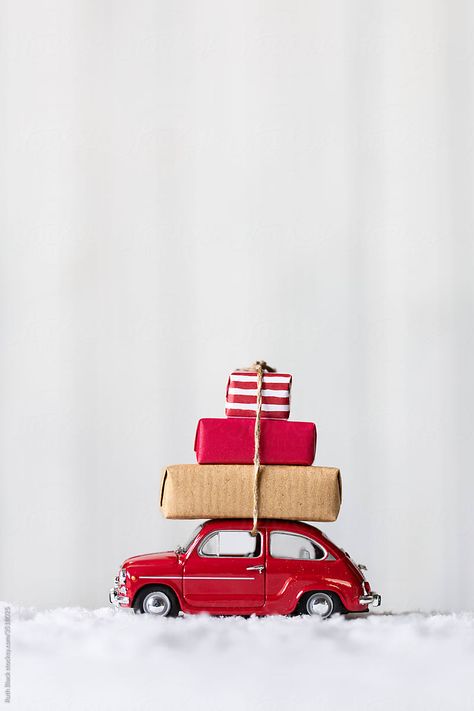 Ideas Decoracion Navidad, Gift Wrapping Inspiration, Christmas Car, Creative Gift Wrapping, Christmas Ornament Crafts, Red Car, Christmas Mood, Christmas Toys, Christmas Gift Wrapping