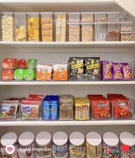 Dream Snack Pantry, Snack Closet Organization, Kitchen Food Organization Ideas, Pantry Organizer Containers, Cute Pantry Organization, Kitchen Decor Organization, Kitchen Room Decor Ideas, Snack Ideas For Pantry, Stocked Pantry Snacks