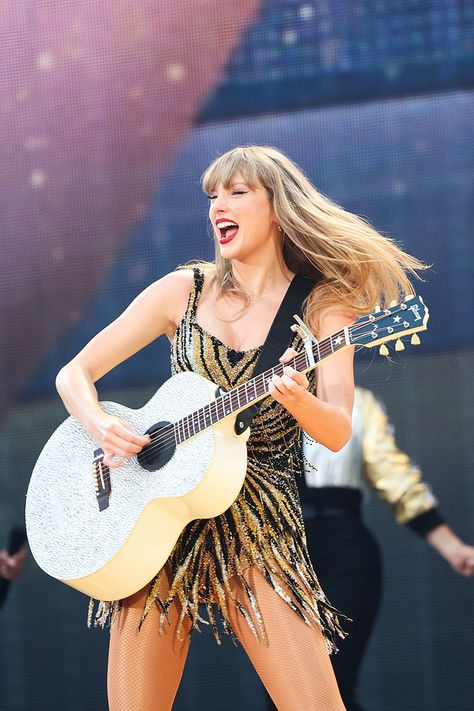 MILAN, ITALY - JULY 13: EDITORIAL USE ONLY. NO BOOK COVERS. Taylor Swift performs onstage during "Taylor Swift | The Eras Tour" at San Siro on July 13, 2024 in Milan, Italy. (Photo by Vittorio Zunino Celotto/TAS24/Getty Images for TAS Rights Management ) Fearless Dress, Taylor Swift Performing, Taylor Swift Singing, Taylor Swift Images, Taylor Swift New, Carole King, Estilo Taylor Swift, Taylor Swift Cute, Taylor Swift Fearless