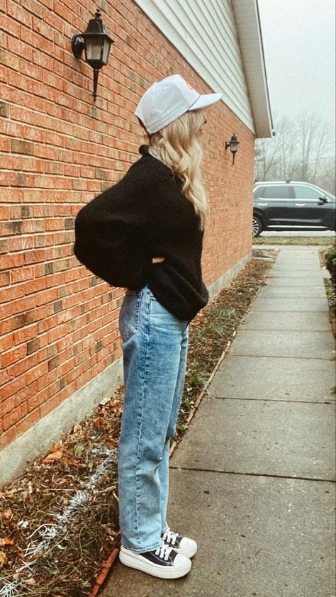 Hat And Jeans Outfit Casual, Trucker Hat Fall Outfit, Winter Hat Outfits For Women, Trucker Hat Outfit Winter, Sweater And Hat Outfit, Outfits With Trucker Hats, Hat Inspo Outfit, Ballcap Outfits, Chunky Converse Outfit