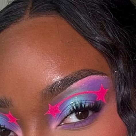 Mykaila Michelle on Instagram: "stargirl 💜🪐✨ day 2 of creative makeup until I reach 100k!  color combo ib @lanayanette   ♡ 𝕡𝕣𝕠𝕕𝕦𝕔𝕥 𝕕𝕖𝕥𝕒𝕚𝕝𝕤 ♡  𝕓𝕣𝕠𝕨𝕤 ♡  @maybelline brow pen  𝕖𝕪𝕖𝕤 ♡  @blendbunnycosmetics sugar and grunge palette @glisten_cosmetics x @wendysworld_xox graphic liner palette  @velourbeautyofficial individual lashes  @makeupamurder eye primer   #creativemakeup #eyeshadowlook #graphicliner #colorfulmakeup #makeupartist" Makeup Inspiration Colorful, Cool Makeup Designs, Makeup Ideas Graphic Liner, Colorful Creative Makeup, Eye Looks Colorful, Graphic Eyeshadow Looks, Colorful Liner Makeup, Cool Graphic Liner, Colorful Eyeliner Makeup