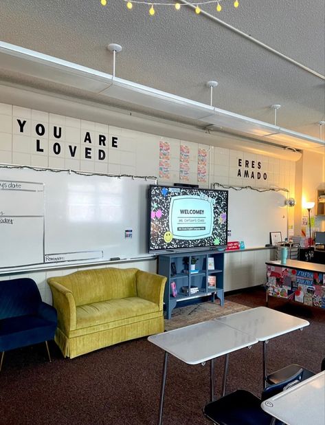 High School Psychology Classroom, Colorful Middle School Classroom, The Office Classroom Theme, Highschool Classroom Ideas, High School English Teacher Aesthetic, Classroom Aesthetic High School, Sped Classroom Decor, Y2k Classroom, High School Teacher Aesthetic