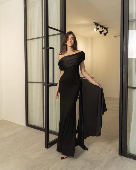 Wedding Guest Outfit Dress, Chic Evening Dress Classy, Jr Bridesmaid Dresses Black, Simple But Elegant Dress, Outfits With Silk Dress, Black Dress For A Wedding Guest, Formal Award Ceremony Outfit, Black Long Elegant Dress, Off Shoulder Wedding Guest Dress