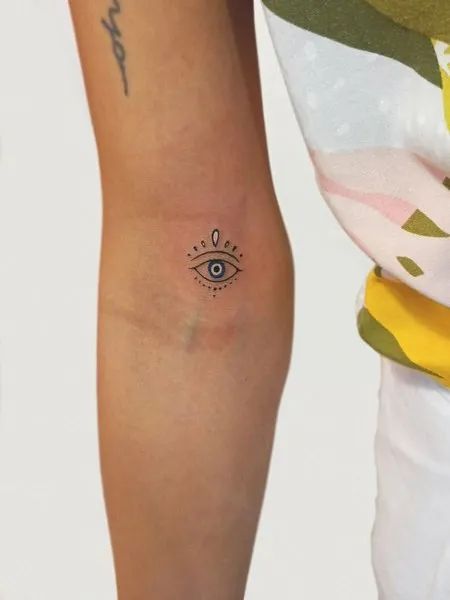 Small Evil Eye Tattoo Greek Eye Tattoo, Small Evil Eye Tattoo, Greek Evil Eye Tattoo, Ojo Tattoo, Small Mandala Tattoo, Third Eye Tattoos, All Seeing Eye Tattoo, Small Wave Tattoo, Evil Eye Tattoo