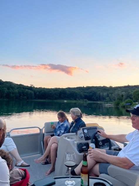 Lake Life Aesthetic Family, Boat Life Aesthetic Family, Family Lake House Aesthetic, Family Boat Day, Pontoon Boat Aesthetic, Family Boat Pictures, Houseboat Aesthetic, River Boat Aesthetic, Family On Boat