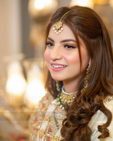 Pakistani Hair, Pakistani Wedding Hairstyles, Reception Hairstyles, Easy And Beautiful Hairstyles, Pakistani Bridal Hairstyles, Mehndi Hairstyles, Hairstyles For Gowns, Hair Style On Saree, Engagement Hairstyles