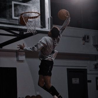 Photo Basket, Bola Basket, Basketball Is Life, Basketball Photography, Sports Romance, Sports Aesthetic, Basketball Wallpaper, Boys Basketball, Photos Tumblr