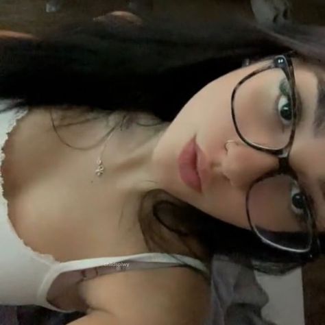 icons femininos Discord Icon, Girls With Glasses, Insta Photo Ideas, Nose Piercing, Girl Icons, Nostril Hoop Ring, Skin Care Routine, Choker Necklace, Nose Ring