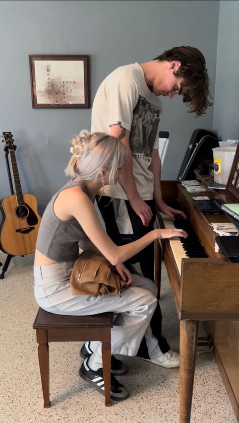 Musician Love Couple Aesthetic, Romantic Piano Pictures, Couple On Piano, Piano Couple Aesthetic, Musician Couple Aesthetic, Playing Piano Reference, Playing Piano Together, Animatic Reference, Couple Piano