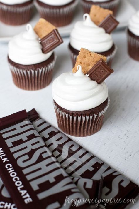 Having a bake sale? These S'mores Cupcakes are big sellers. And with pretty packaging tips, they'll be the first to sell out! School Bakesale Ideas, Bale Sale Items, Bake Sell, Kids Bake Sale, Fall Bake Sale, Bake Sale Desserts, Benefit Ideas, Summer Cupcake, Packaging Tips