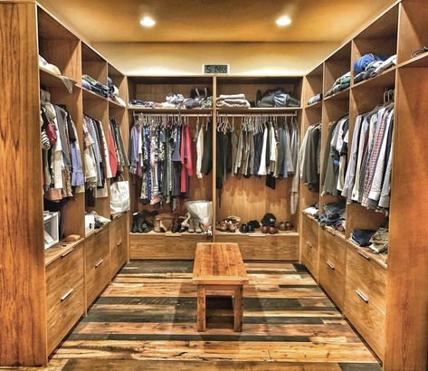 Barndominium Master Closet Ideas, Wood Closets Ideas, Log Cabin Walk In Closet, Barndominium Walk In Closet, Rustic Closet Designs, Big Walk In Closet Ideas, Western Walk In Closet Ideas, Cottage Walk In Closet, Country Closet Ideas