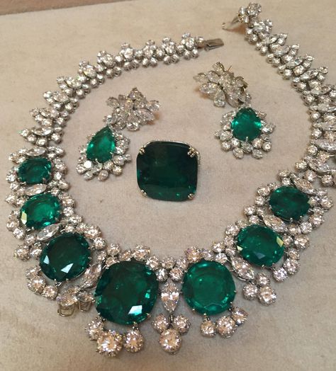 BULGARI~ MAGNIFICENT EMERALDS~ Italian actress Gina Lollobrigida Necklace, brooch, earrings Collier ,broche,boucles d'oreilles Bulgari Gina lollobrigida Jewelry Icon, Platinum Necklace, Black Pinterest, Diamonds And Pearls, Lucky Ladies, Necklace Ring, Spring Jewelry, Ring Fashion, Royal Jewelry