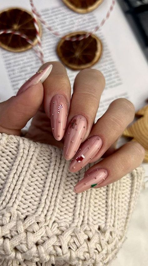 The latest nail style trend to hit Instagram is a creative way to celebrate the season. Users are uploading images of nails painted to look like the knit sweaters that are perfect for this time of the year. Nail Art Noel, Holiday Nail Designs, Christmas Nails Easy, Shiny Nails, Festival Nails, New Year's Nails, Neutral Nails, Xmas Nails, Chic Nails