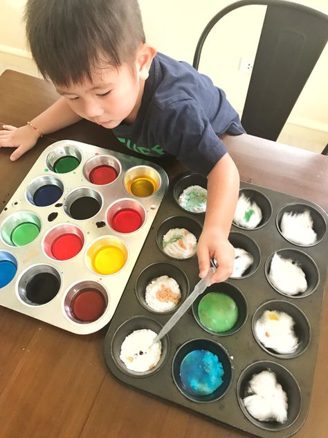 Cookie Sheet Crafts, Drop Painting, Vinegar And Baking Soda, Indoor Activities For Toddlers, Baking Soda Vinegar, Muffin Cupcake, Baking Art, Cupcake Pans, Cupcake Tray