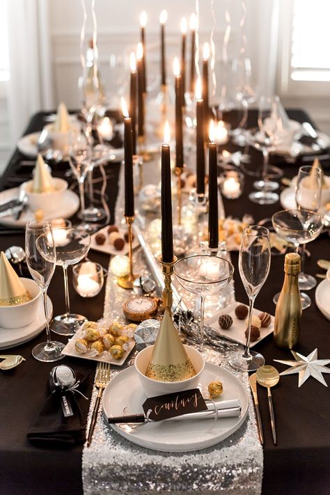 Ring in the New Year with style by hosting your own glitz and glam New Year's Eve Dinner Party. Tips and tricks to set the table for the new year! New Years Dinner Party, New Year's Eve Dinner, Nye Dinner, New Years Eve Dinner, New Years Dinner, New Year Table, Dinner Party Decorations, Tafel Decor, Party Tablescapes