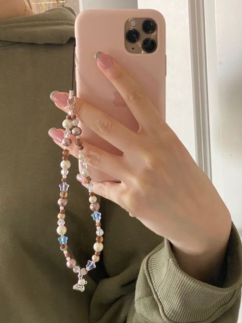 Iphone Phone Charm, Y2k Phone Charm, Phone Charm Ideas, Charmed Aesthetic, Phone Charm Aesthetic, Phone Charms Aesthetic, Y2k Bracelets, Charm Aesthetic, Phone Necklace