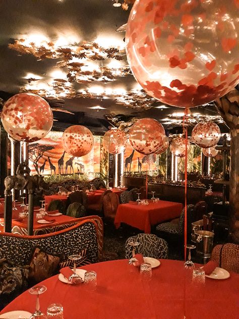 Royal Wedding Decorations, Ceiling Balloons, Red Restaurant, Arch Designs, Bubblegum Balloons, Valentines Day Pictures, Balloon Ideas, Valentine Coloring, Saint Valentine