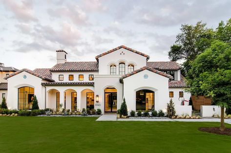 A Mediterranean style house in Dallas with elegant entertaining spaces Mediterranean Exterior Homes, Mediterranean Homes Exterior, Mediterranean Exterior, White Exterior Houses, Spanish Mediterranean, Mediterranean Style Homes, Mediterranean Home Decor, Casas Coloniales, Spanish Style Homes