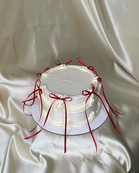 Bolo Vintage, Red Birthday Cakes, Fancy Wedding Cakes, Ribbon Cake, Vintage Birthday Cakes, Bow Cakes, Red Cake, Mini Cakes Birthday, Cake Trends