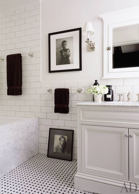 Bilik Air, Black White Bathrooms, Manhattan Apartment, Classic Bathroom, White Subway Tile, White Floors, New York Apartment, Bad Design, Dream Bathroom