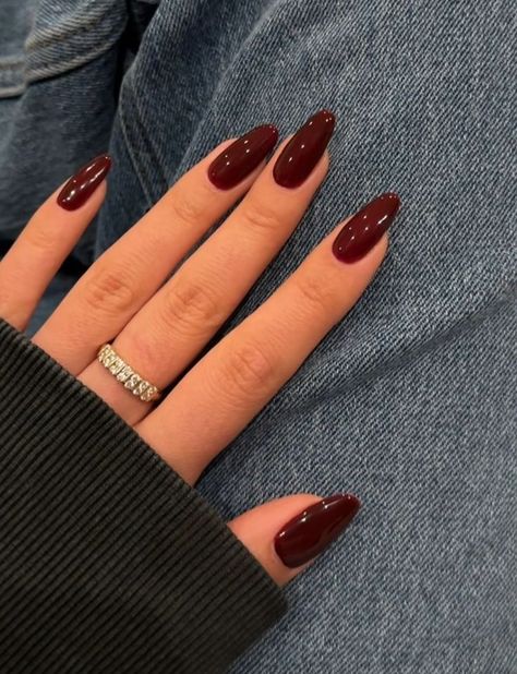 Short Nail Burgundy, Oval Nails Dark, Dark Red Oval Nails, Red Oval Nails, Kutek Disney, Dark Red Nails, Wine Nails, Flot Makeup, Maroon Nails