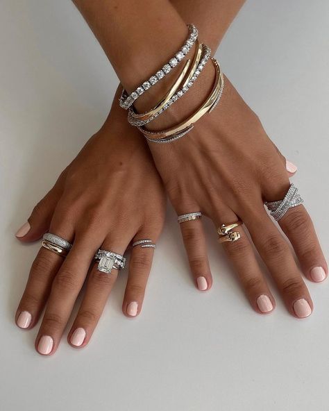 RING CONCIERGE on Instagram: "We love a mixed-metal moment. Do you mix or are you loyal to one color? Let us know 👀" Prata Aesthetic, Mixed Metals Jewelry Style, Mixed Metal Wedding Rings, Funky Accessories, Mixed Metal Bracelets, Silver Jewlery, Ring Concierge, Silver Gold Jewelry, Mixed Metal Jewelry