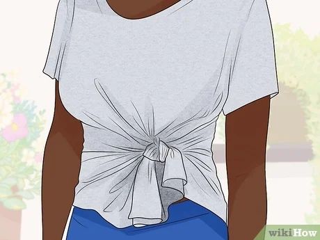 Knotted Shirt Diy, Different Ways To Tie A Shirt, How To Knot A Shirt, Tying Oversized Shirt, Ways To Tie A Shirt, Tie Your Shirt, Easy Knots, Tie Shirt Knot, How To Tie A Shirt Knot