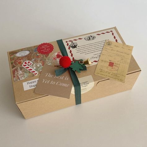 Hamper Ideas For Christmas, Christmas Gift Wrapping Ideas Aesthetic, Cute Christmas Packaging, Christmas Gift Package, Christmas Hampers Ideas, Christmas Gift Hampers Ideas, Xmas Hamper Ideas, Christmas Packaging Design Inspiration, Christmas Aesthetic Gifts