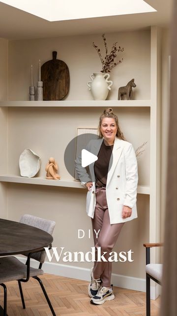 Amber van de Velde ─ Interieur ─ DIY on Instagram: "Het was even zoeken naar oud beeldmateriaal, maar het is gelukt! Bij deze de beloofde Reel van de wandkast 🙂 Dus: ben je die kale wand in huis helemaal zat? Ga lekker aan de slag met deze DIY. Vul de kast met mooie accessoires en je hebt instant sfeer in huis. Heb je nog een vraag? Drop ‘m hieronder, dan kan iedereen meelezen.  Veel liefs, Amber  📷 @lottevanuittert #wandplanken #wandkast #diy #wandkast #shelfing #interieurinspiratie #eetkamerinspiratie  #diningroom #eetkamer #instahome #interiorfeedinspo #myinterior #myinteriorstyle #homedecoration #homedecor  #interiordesign #interiorstyling  #mynaturalinterior #interiør #hotelchique #interieurdesign #interieurstyling #binnenkijken #japandi #chiquedecor #scandinavisch #softtones #warmn Japandi Diy, Diy Japandi, Diy Kast, Decorating Ideas, Home Decor, Design, Home Décor