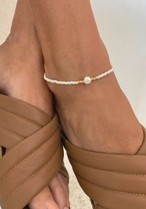 Chic Spring 2024 Anklets: Trendy Styles & Charming Designs Summer Jewerly Beads, Anklet Bead Ideas, Summer Accessories Jewelry, Summer Beads, Accessories For Summer, Beads Anklet, Anklets Diy, Diy Wire Jewelry Rings, Glass Beads Bracelet