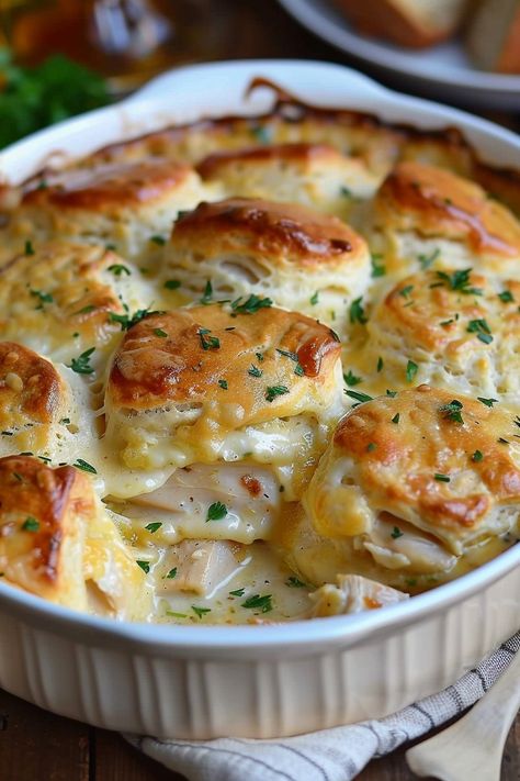 Savory Chicken with Buttery Biscuits Casserole - Easy DIY Recipes Chicken Biscuit Casserole, Biscuit Casserole, Biscuits Casserole, Chicken And Biscuits, Buttery Biscuits, Yummy Casseroles, Savory Chicken, Stuffed Pepper Soup, Chicken Recipes Casserole