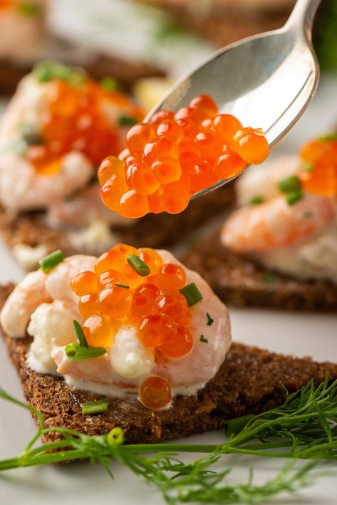 Swedish Toast Skagen combines prawns (or shrimp!) and toast to create an easy and elegant appetizer for your next special event. This shrimp and toast favourite from Sweden is the gourmet appetizer you’ll find yourself coming back to over and over! (Besides, how often do you get to use roe/caviar in a recipe?) @williamssonomacanada #sponsored #WilliamsSonomaCanada Swedish Food Recipes, Food Recipes Appetizers, Caviar Appetizers, Pumpernickel Bread, New Years Appetizers, Swedish Food, Gourmet Appetizers, Hot Dog Toppings, Caviar Recipes