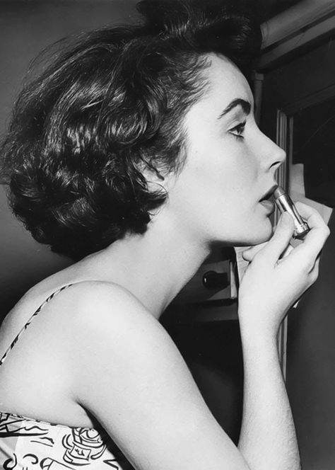 Elizabeth Taylor applying lipstick - Mermaidens: Old Hollywood Beauty Tips from the 1950s Taylor Hairstyles, Sofia Loren, Liz Taylor, Gossip Girls, Hair Creations, How To Apply Lipstick, Hollywood Icons, Celebrity Makeup Artist, Old Hollywood Glamour