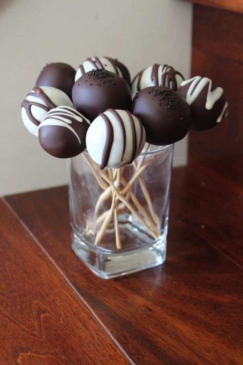 Brownie Aesthetics, White Chocolate Cake Pops, Cake Pops Ideas, Covered Chocolate, Easy Homemade Ice Cream, Cake Pop Designs, Chocolate Cake Pops, Chocolate Pops, White Chocolate Cake