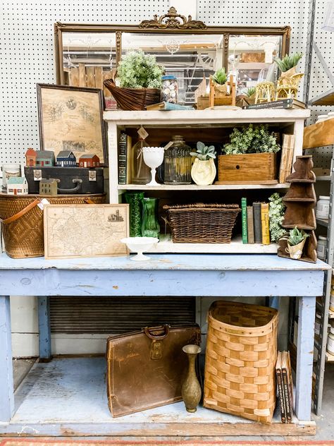 Antique Booth Ideas Staging, Antique Booth Design, Vintage Booth Display Ideas, Antique Display Ideas, Antique Mall Booth Ideas, Vintage Markets Display, Antique Shop Display, Booth Display Ideas Diy, Vintage Market Booth