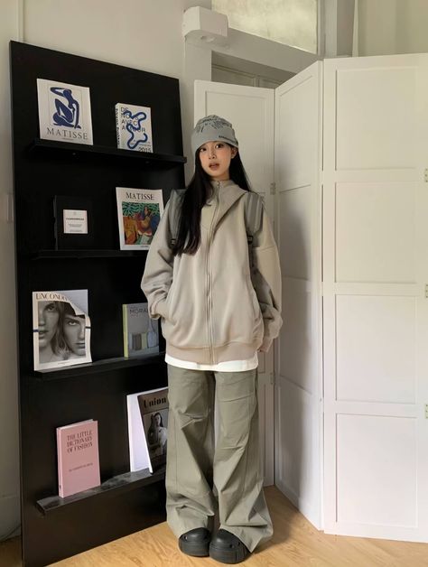 Stylish Oversized Outfits, Acubi Winter Jacket, Beanie Y2k Outfit, Korean Beanie Outfit, Korean Baggy Clothes, Cute Oversized Outfits Korean, Beanie Outfit Korean, K Way Outfit, Beanie Outfit Girl