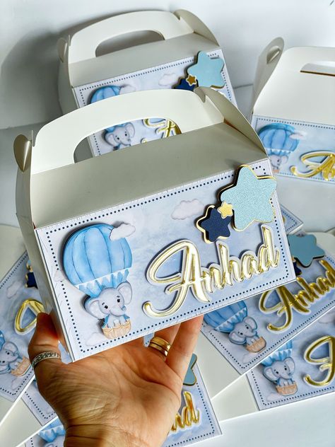 Customized Party Favors, Party Box Ideas Packaging, Baby Giveaways Ideas, Cricut Party Favors, Kids Party Favor Ideas, Kids Party Boxes, Baby Gift Packs, Birth Announcement Gifts, Gifts Luxury