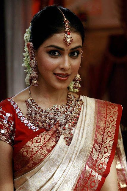 Sparkling Fashion: celebrities in bridal wear White Sari, Indian Bride Makeup, Genelia D'souza, Indian Bridal Sarees, White Saree, South Indian Bride, Traditional Sarees, Bridal Saree, Beautiful Saree